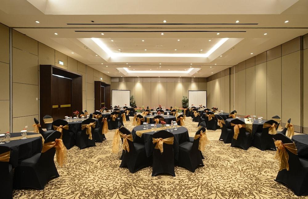 Premier Place Surabaya Airport Сидоарджо Екстериор снимка