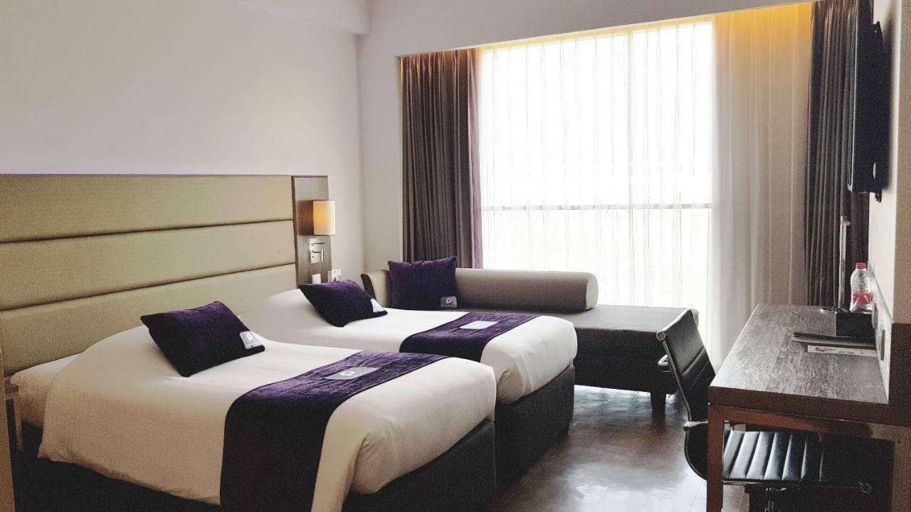 Premier Place Surabaya Airport Сидоарджо Екстериор снимка